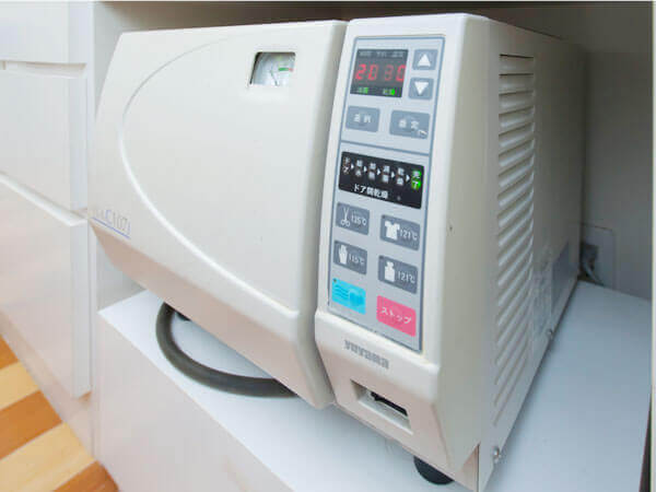 森本歯科医院で治療器具の衛生管理に使用する高圧蒸気滅菌器